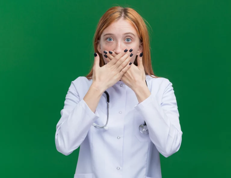 angst-tandarts-vrouw-bedekt-mond